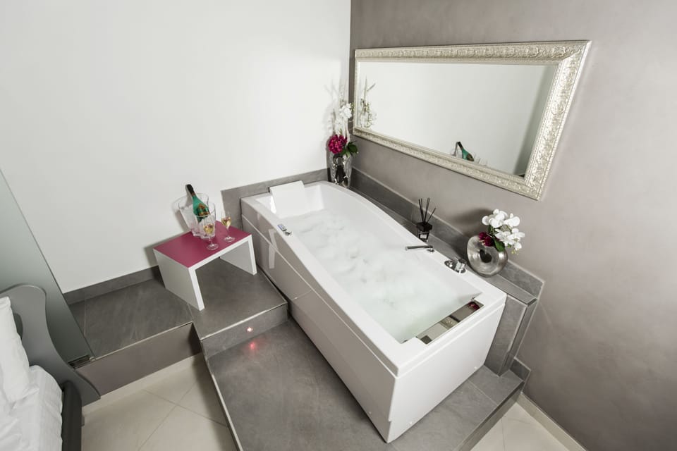 Suite | Deep soaking bathtub