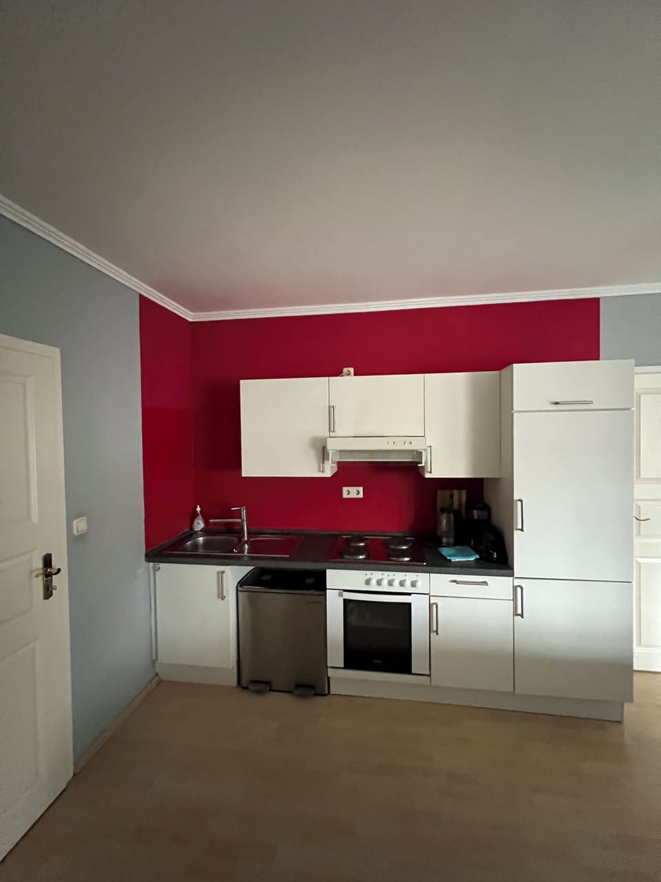 Classic Studio Suite | Private kitchen | Fridge, oven, dishwasher, cookware/dishes/utensils