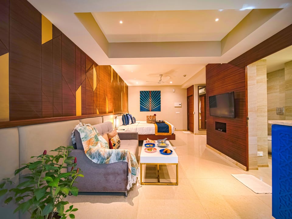 Junior Suite | In-room safe, desk, laptop workspace, blackout drapes