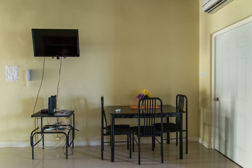 Basic Studio, 1 Queen Bed, Kitchen | In-room dining