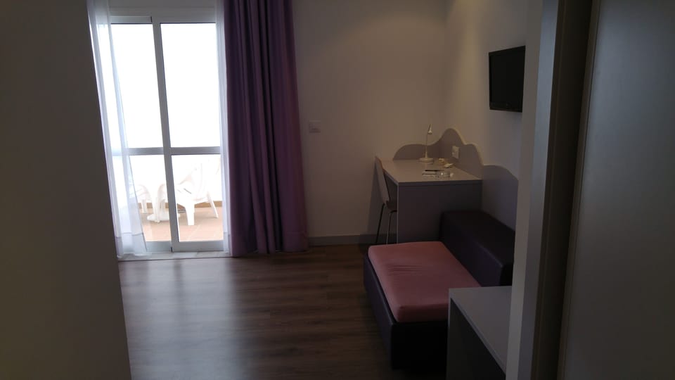 Twin Room, Accessible, Terrace | Travel crib, free WiFi, bed sheets