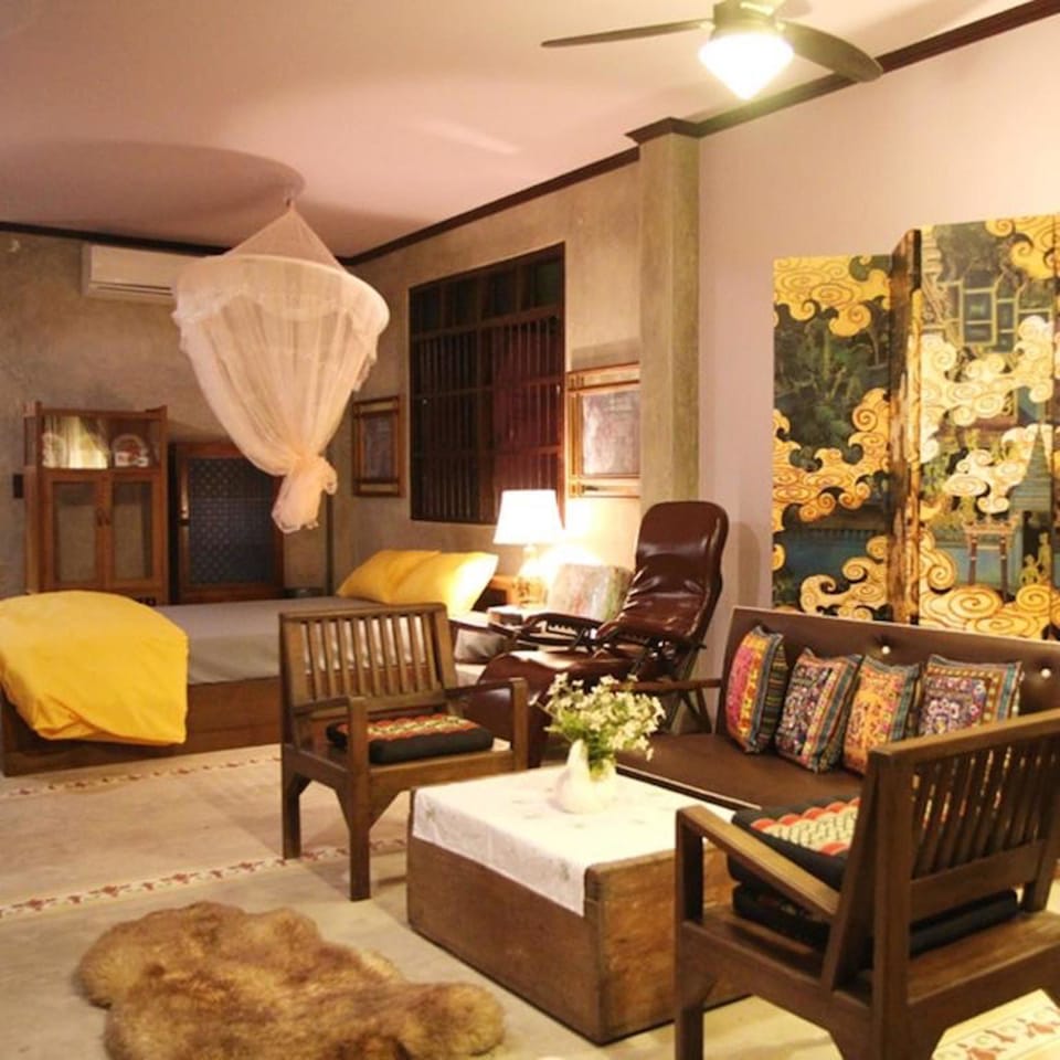 Studio Suite | Living area | TV