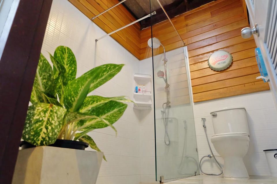 Shower, rainfall showerhead, free toiletries, towels