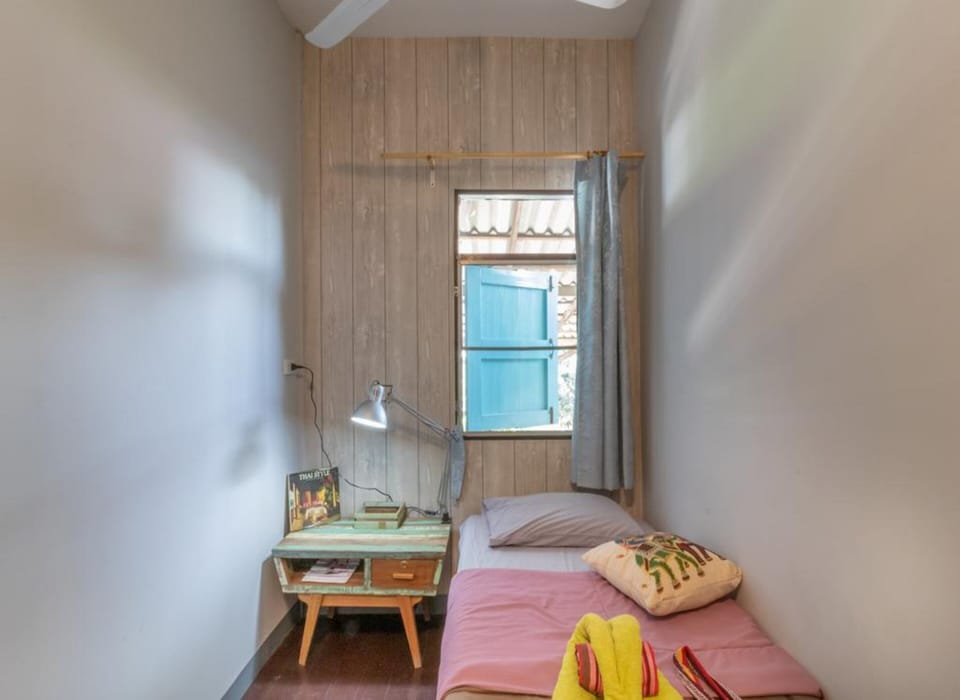 Single Room, Shared Bathroom | Desk, WiFi (free), bed sheets