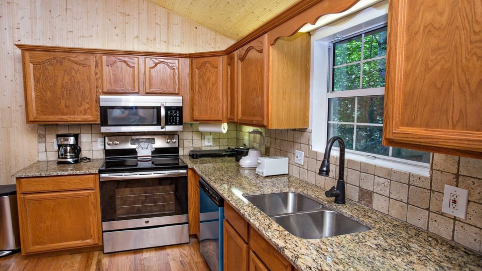  Fully equipped Kitchen granite counter tops 
new appliances