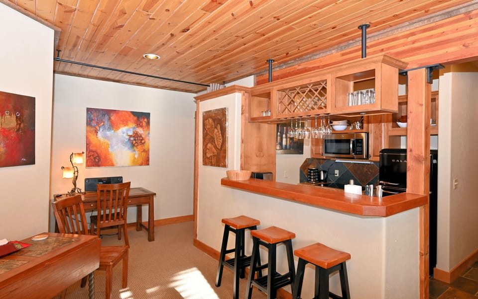 Casa Big Sky - bar and kitchen
