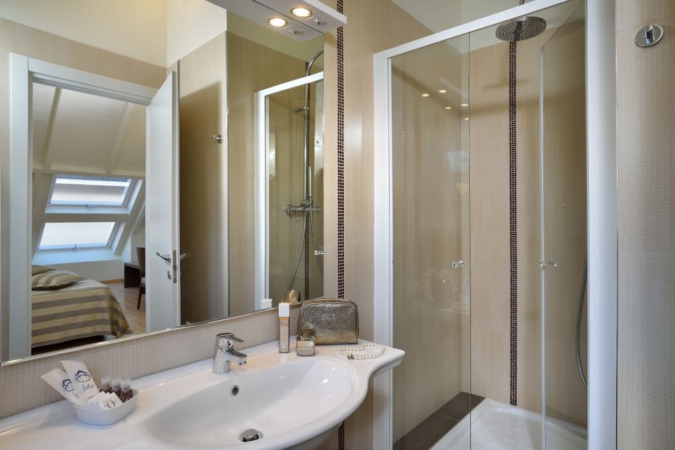 Shower, free toiletries, hair dryer, bidet
