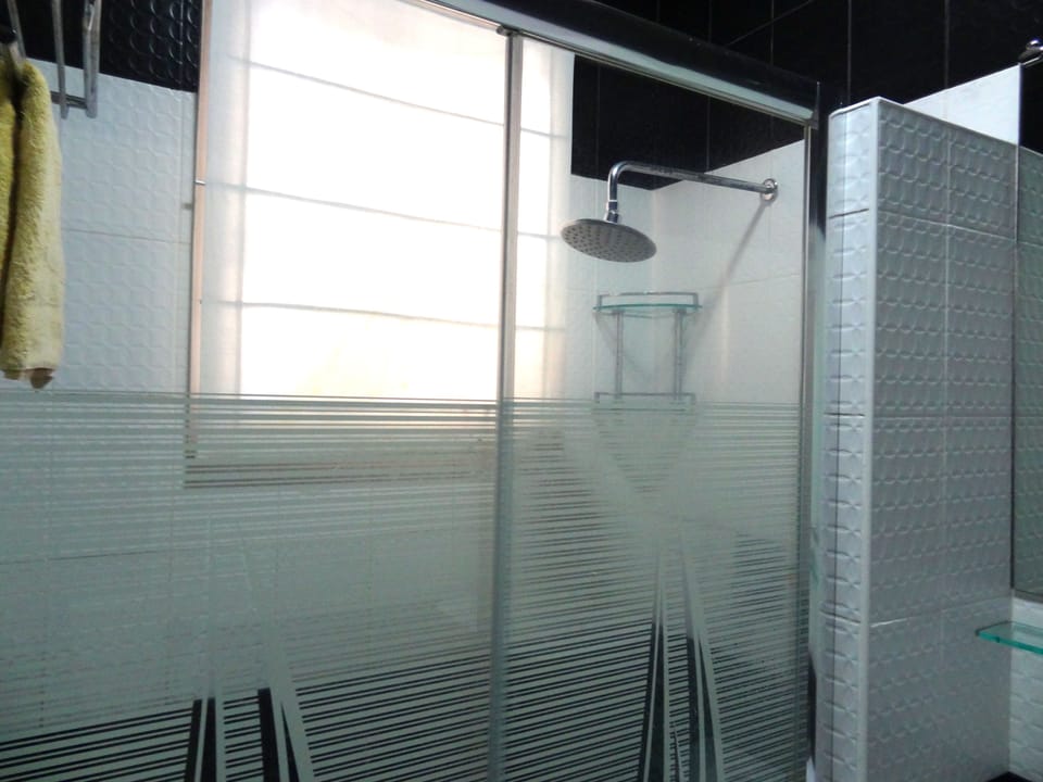 Deluxe Queen Room | Bathroom shower