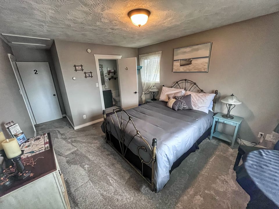 Standard Room, 1 Queen Bed | Soundproofing, WiFi (free), bed sheets