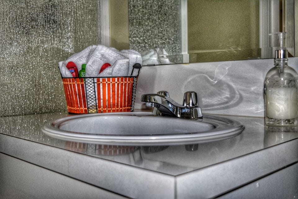Standard Room, 1 Queen Bed | Bathroom sink
