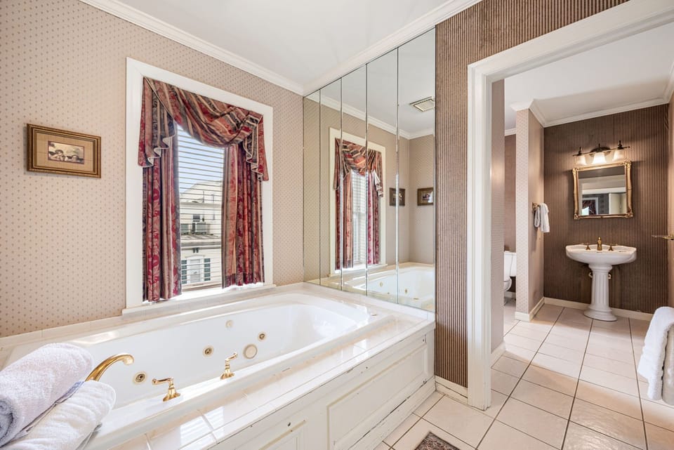 Executive Room, 1 Queen Bed, Jetted Tub | Bathroom | Deep soaking tub, towels, soap, shampoo