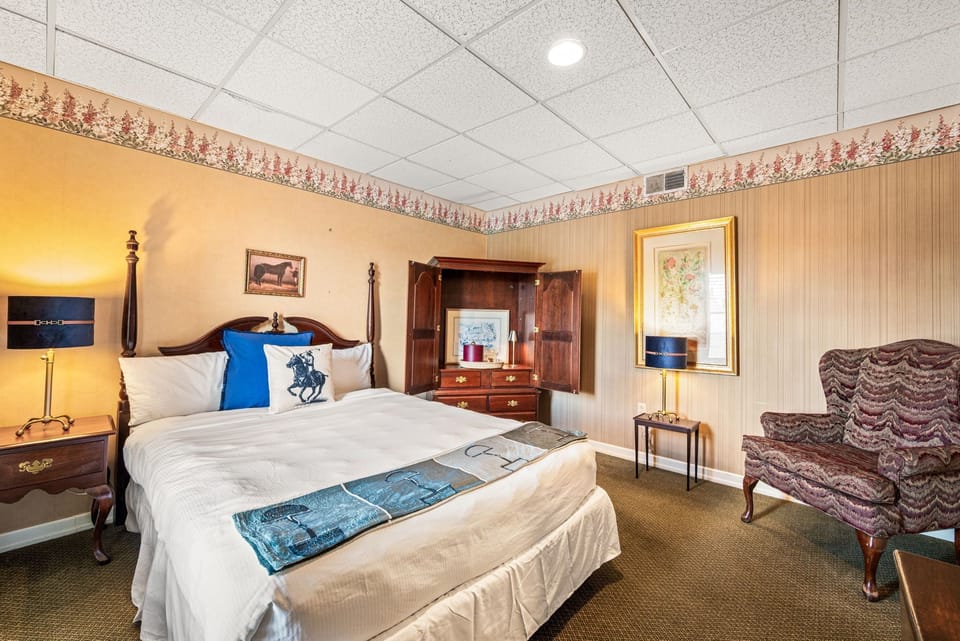Deluxe Room, 1 King Bed | Premium bedding, blackout drapes, iron/ironing board (on request)