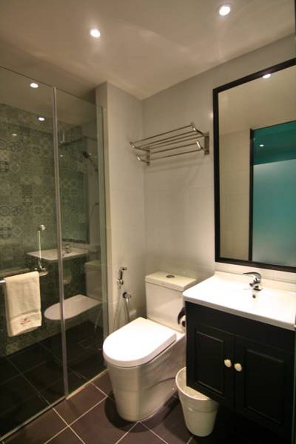 Shower, free toiletries, hair dryer, bidet