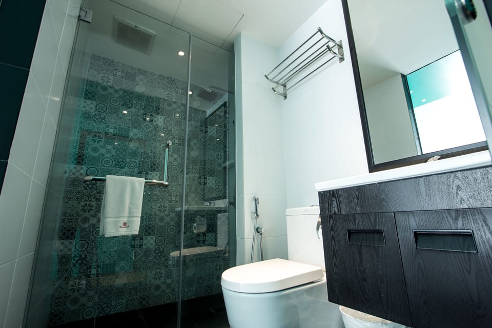 Executive Suite, 1 Queen Bed | Bathroom | Shower, free toiletries, hair dryer, bidet