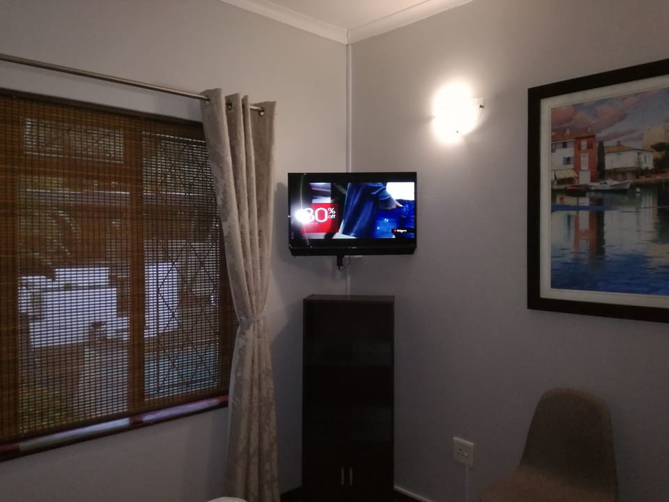 Standard Room, 1 Queen Bed | 1 bedroom, premium bedding, laptop workspace, WiFi (free)