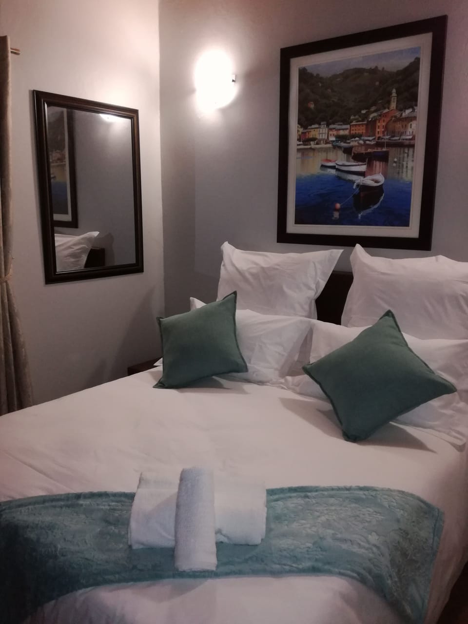 Standard Room, 1 Queen Bed | 1 bedroom, premium bedding, laptop workspace, WiFi (free)