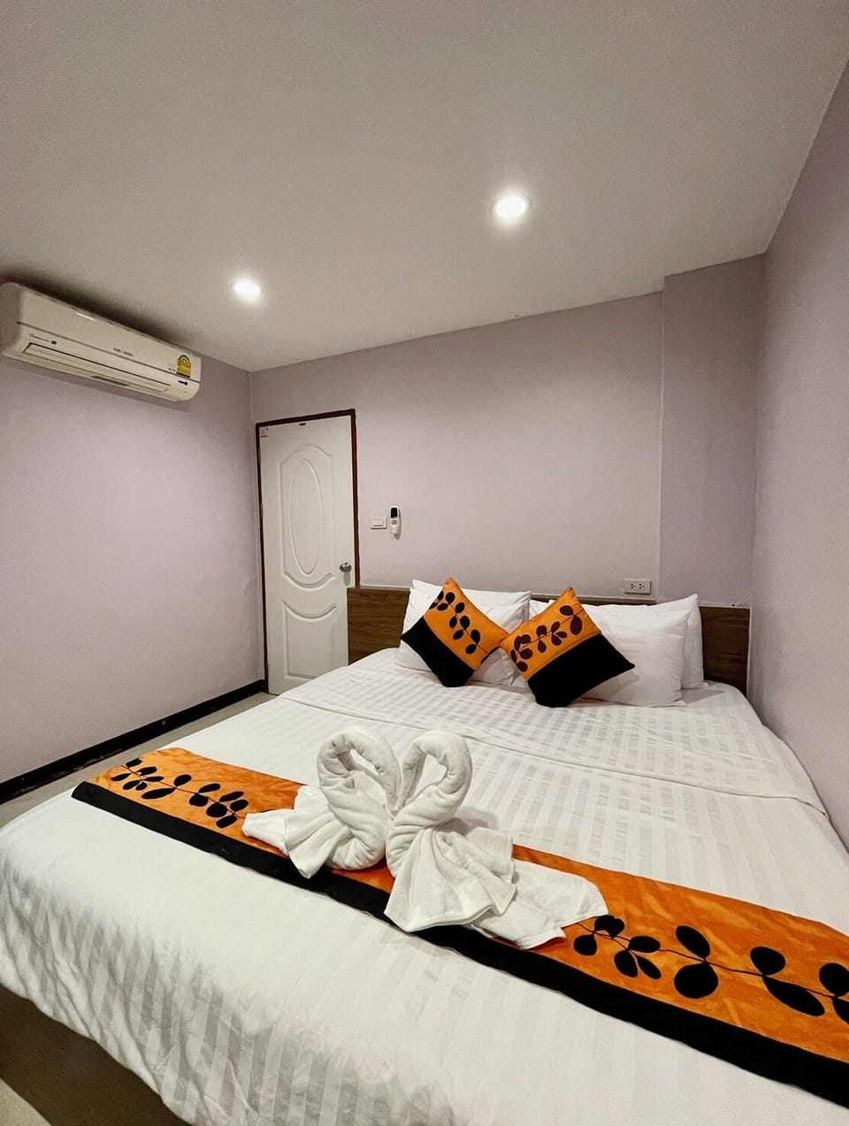 Minibar, blackout drapes, WiFi (free)