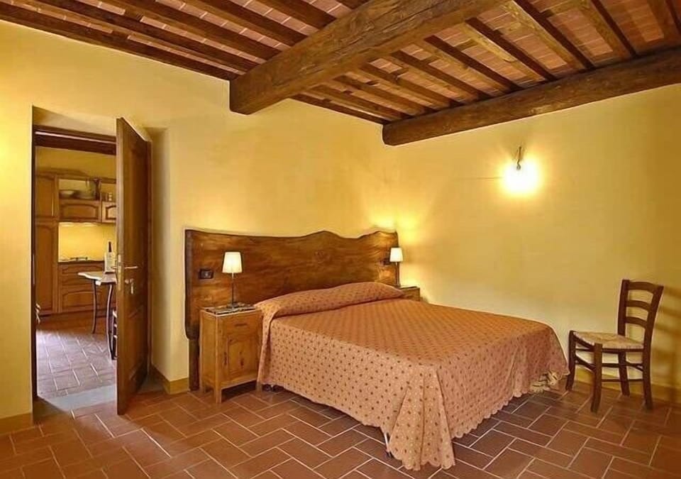 Desk, cribs (surcharge), WiFi (free), bed sheets