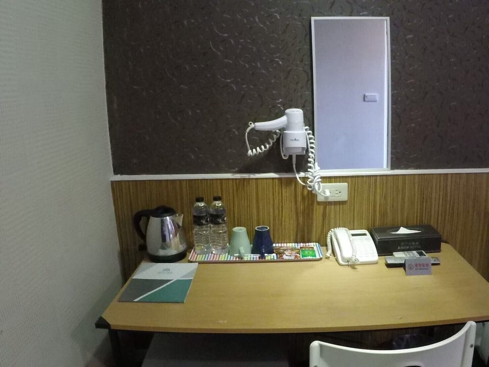 Standard Twin Room | In-room safe, desk, laptop workspace, soundproofing