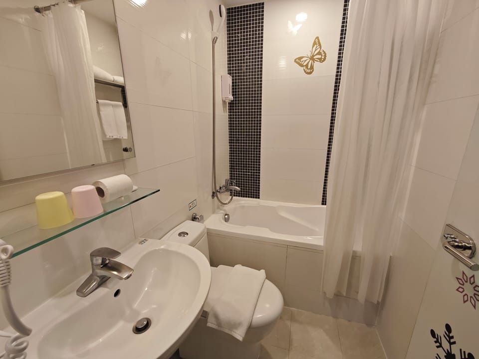 Elite Twin Room | Bathroom | Shower, free toiletries, hair dryer, towels