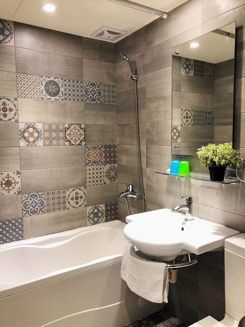 Elite Double Room | Bathroom | Shower, free toiletries, hair dryer, towels