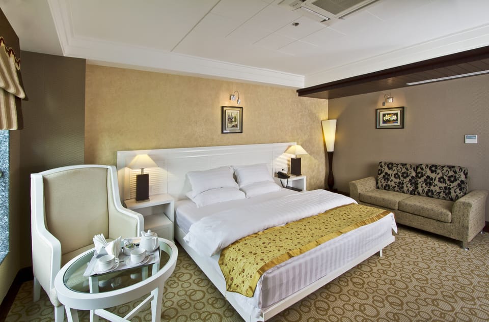 Club Suite | Living area | TV