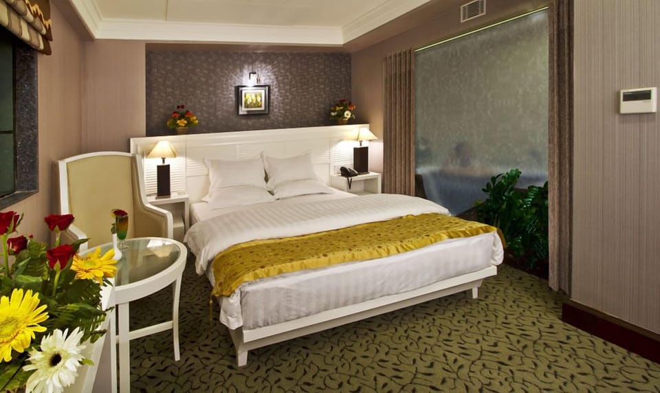 Standard Deluxe room | Premium bedding, desk, iron/ironing board, WiFi (free)
