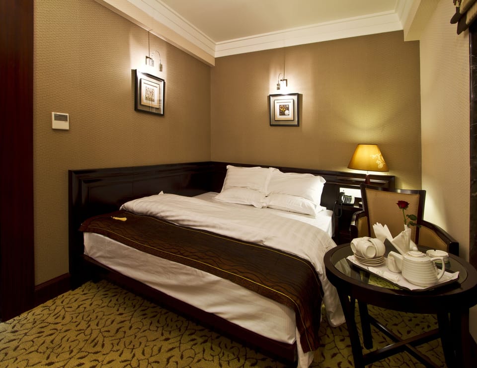 Club Deluxe Room | Premium bedding, desk, iron/ironing board, WiFi (free)
