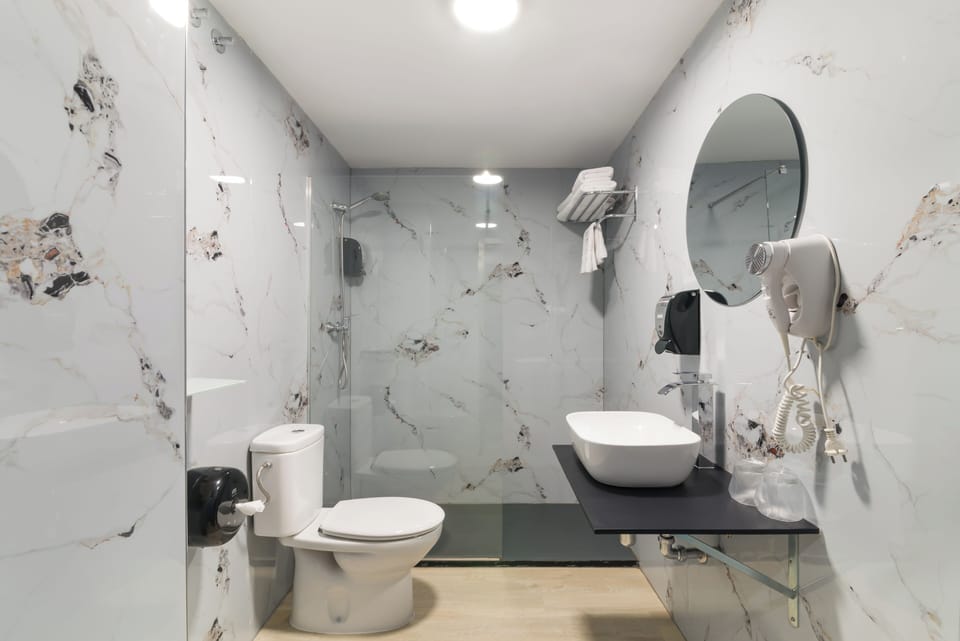Double Room, Balcony | Bathroom | Shower, free toiletries, hair dryer, towels