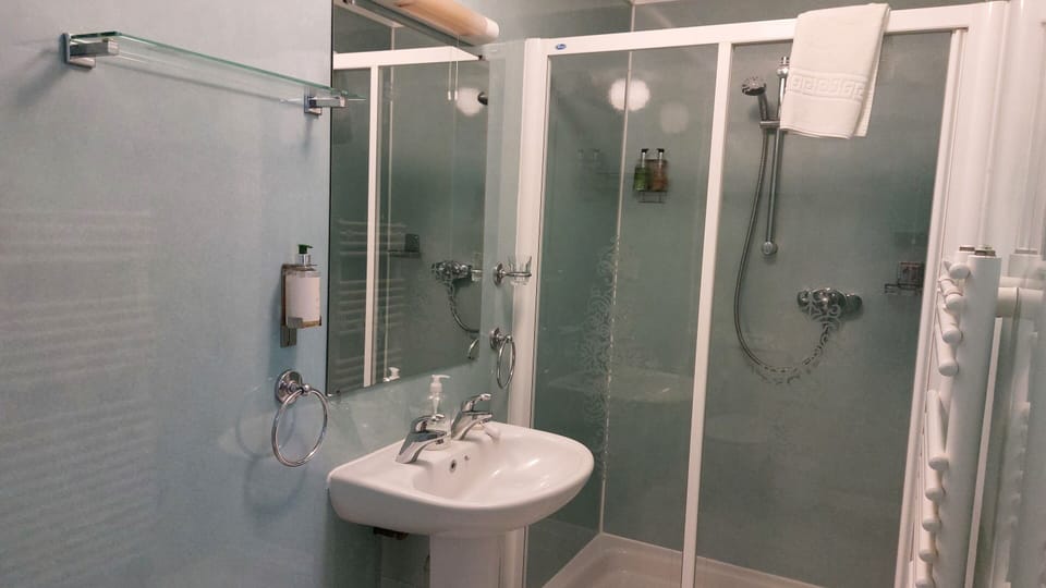 Standard Twin Room, Ensuite ((New)) | Bathroom