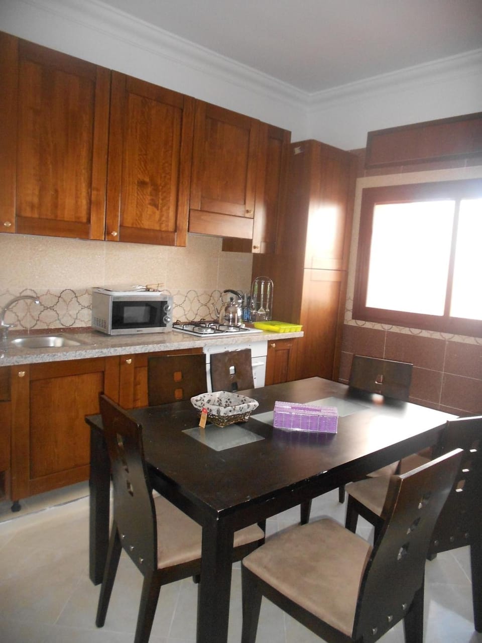 Full-size fridge, microwave, oven, stovetop