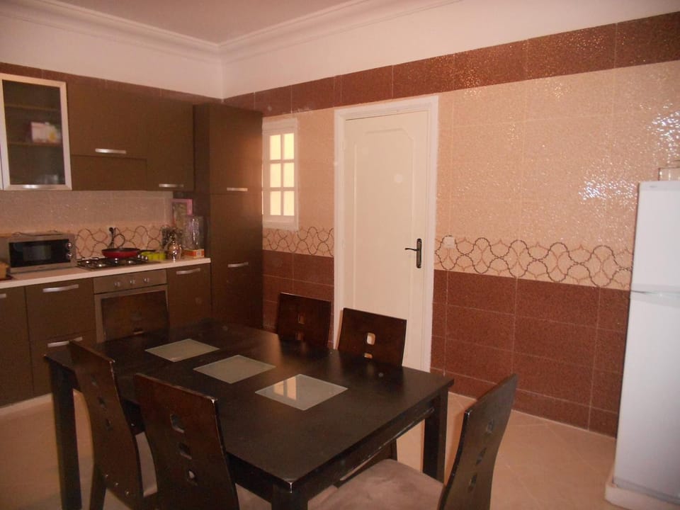 Full-size fridge, microwave, oven, stovetop
