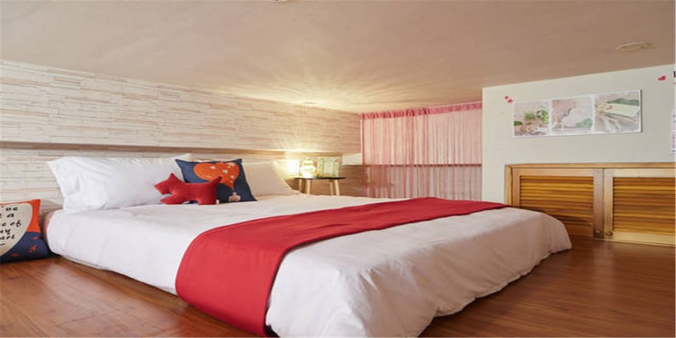 Luxury Loft, Accessible, Kitchenette (no daily housekeeping) | 1 bedroom, free WiFi