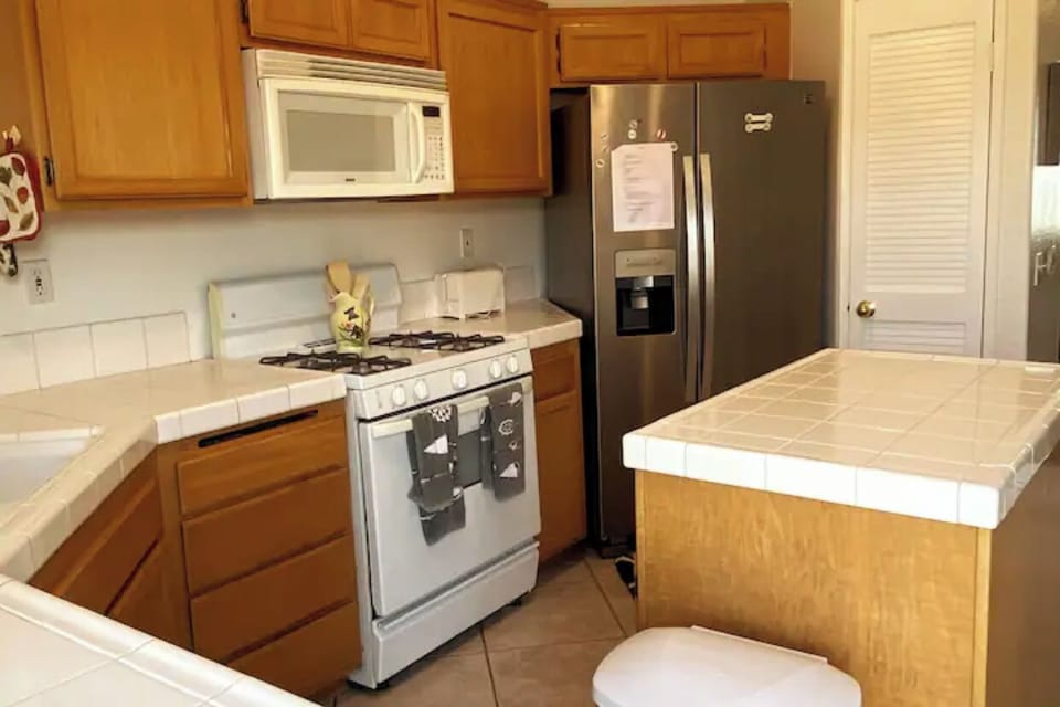 2 Door Frig and Freezer
Ice Maker
Filtered water
