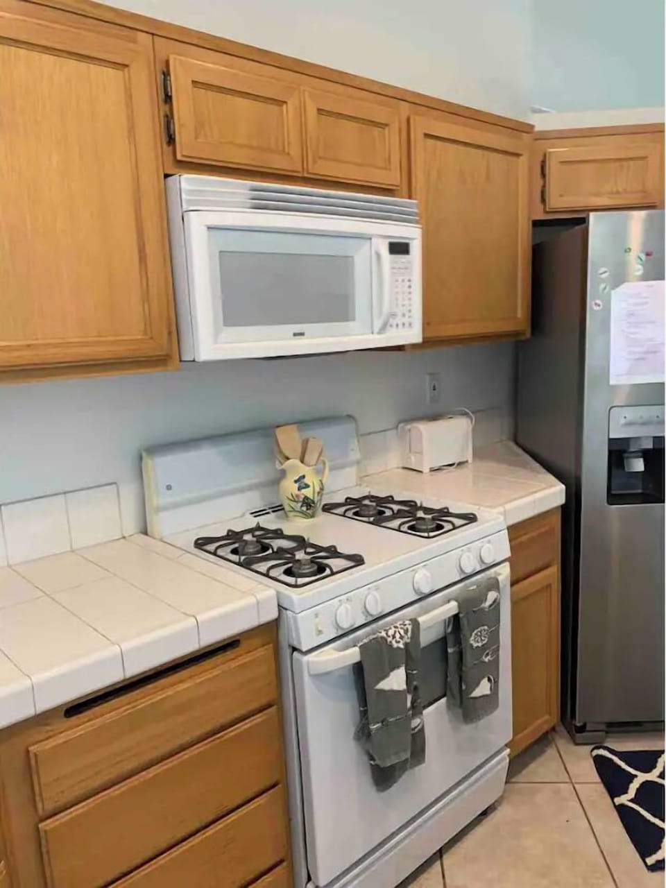 4 burner stove top - Gas
Oven
Broiler
Microwave Oven