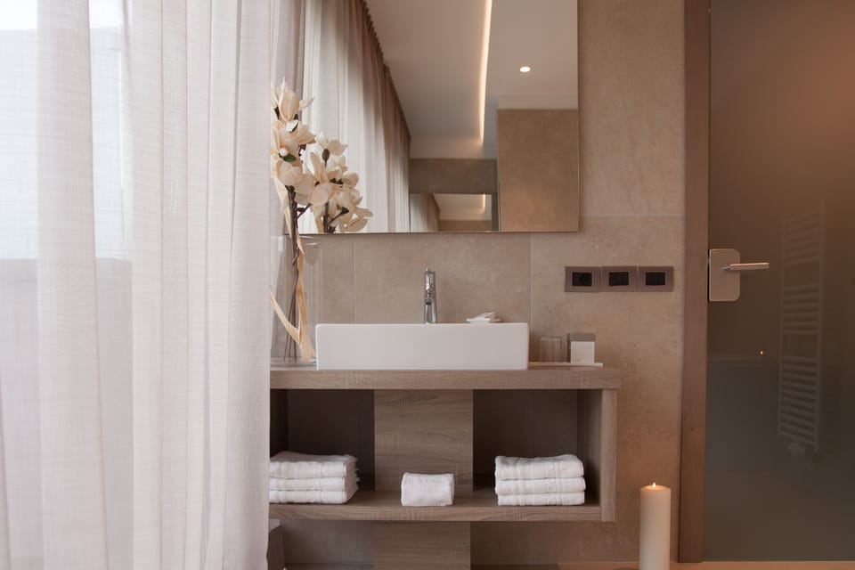 Deluxe Double Room, Balcony, Garden View (3 Person) | Bathroom shower