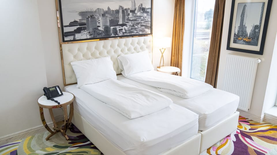 Twin Room | Minibar, in-room safe, desk, laptop workspace