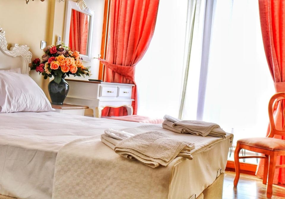 Premium bedding, minibar, desk, soundproofing