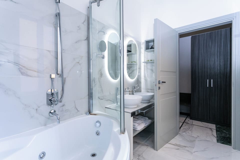 Presidential Suite | Bathroom | Separate tub and shower, rainfall showerhead, designer toiletries