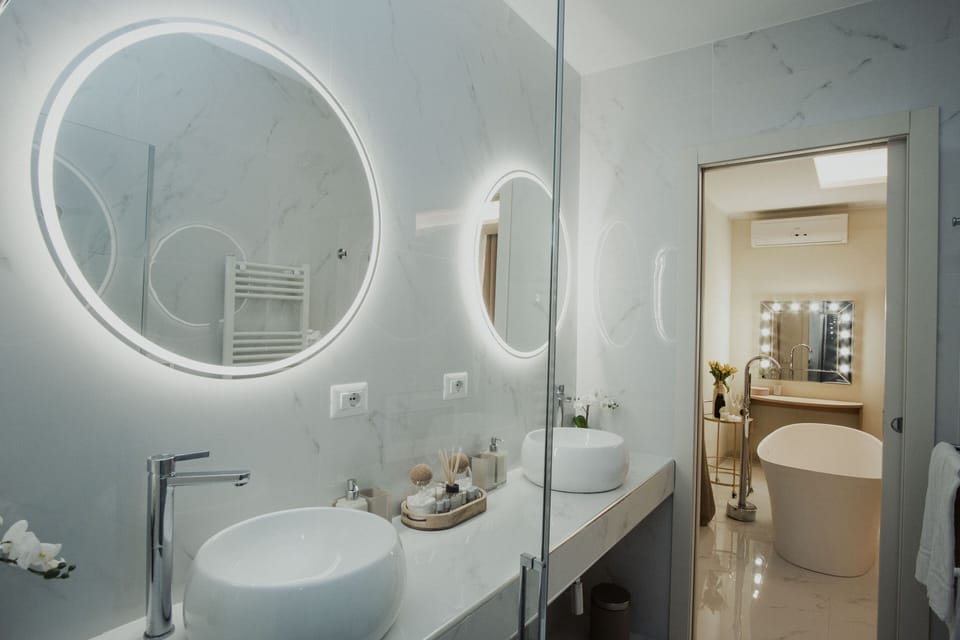 Presidential Room | Bathroom | Separate tub and shower, rainfall showerhead, designer toiletries