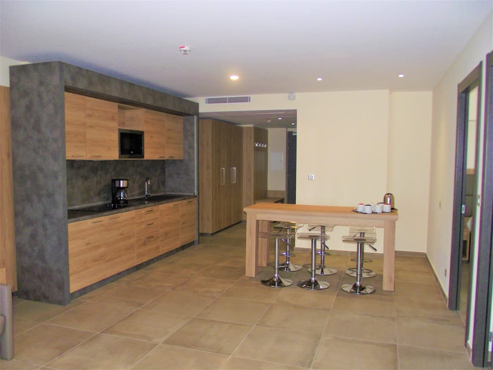 Apartment, 2 Bedrooms (6 persons) | Private kitchenette | Coffee/tea maker, fridge, microwave, stovetop
