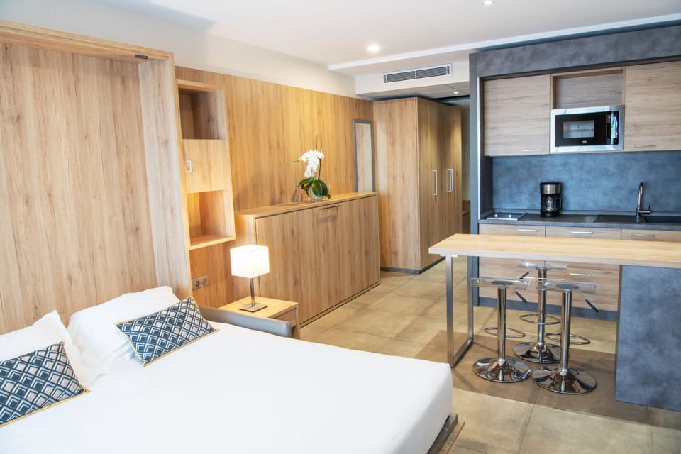 Studio (3 persons) | Private kitchenette | Coffee/tea maker, fridge, microwave, stovetop