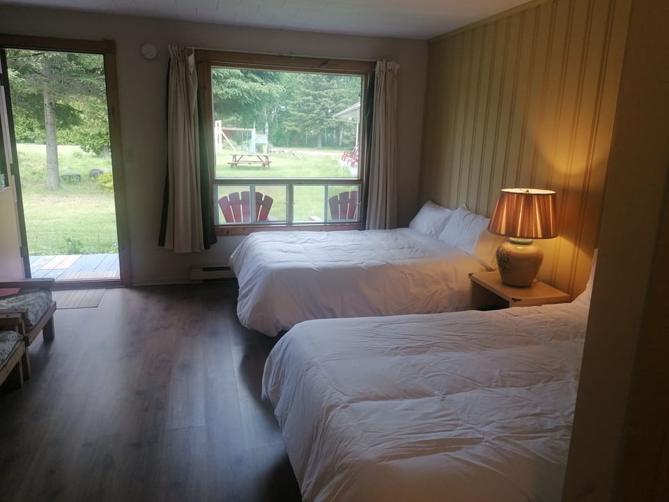 Double Room - Pool View/Wood Floor | Desk, soundproofing, free WiFi, bed sheets