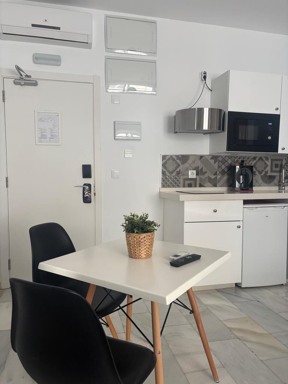 Comfort Studio | Private kitchen | Full-size fridge, microwave, stovetop, espresso maker