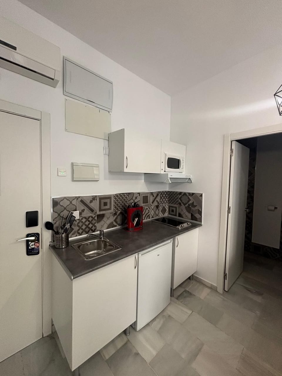 Standard Apartment | Private kitchen | Full-size fridge, microwave, stovetop, espresso maker