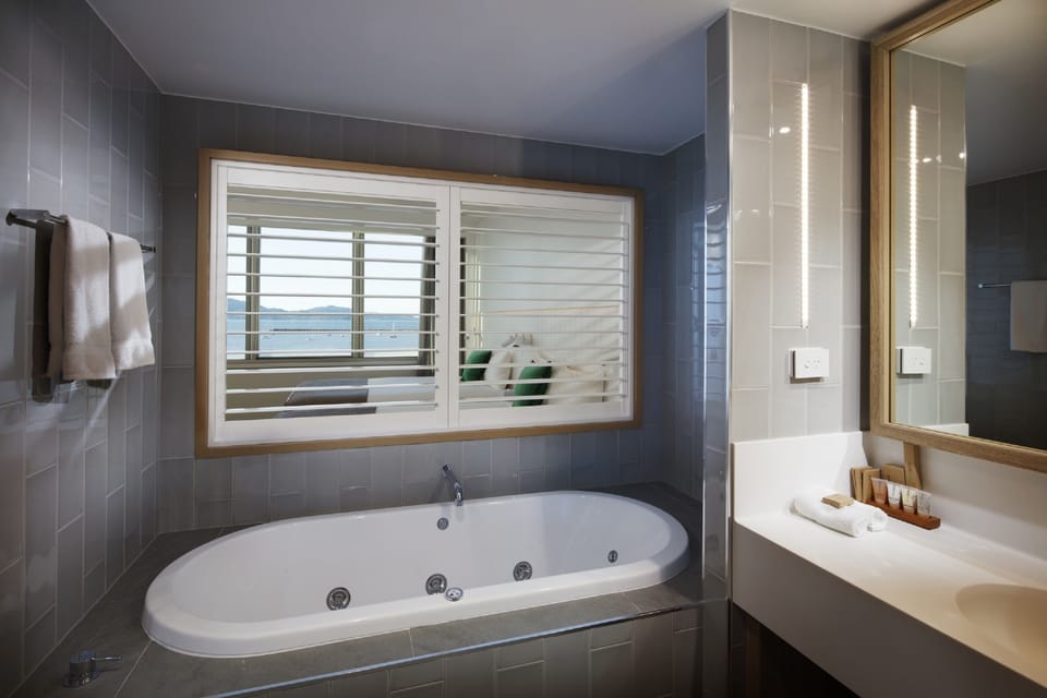 Resort Twin Suite | Bathroom | Free toiletries, hair dryer, towels