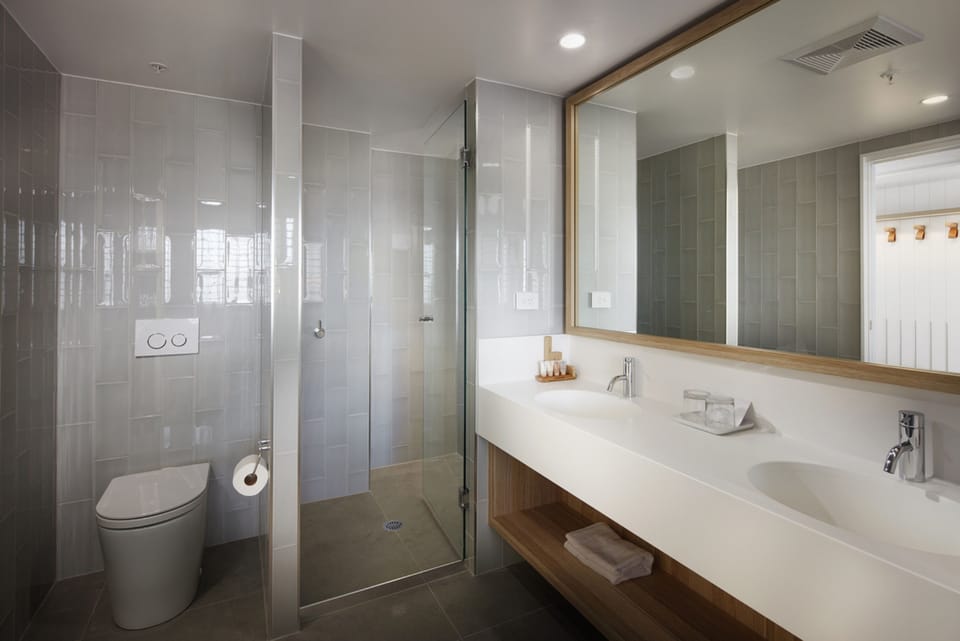 Resort King Suite | Bathroom | Free toiletries, hair dryer, towels