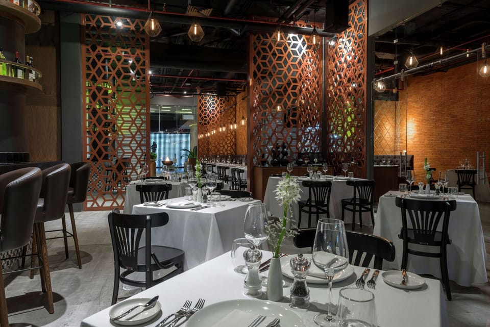 2 restaurants; breakfast and brunch served