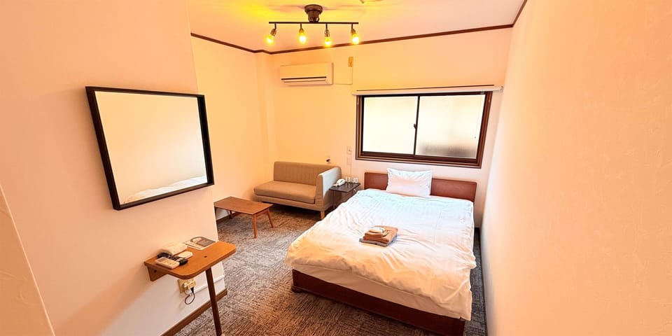 In-room safe, WiFi (free), bed sheets