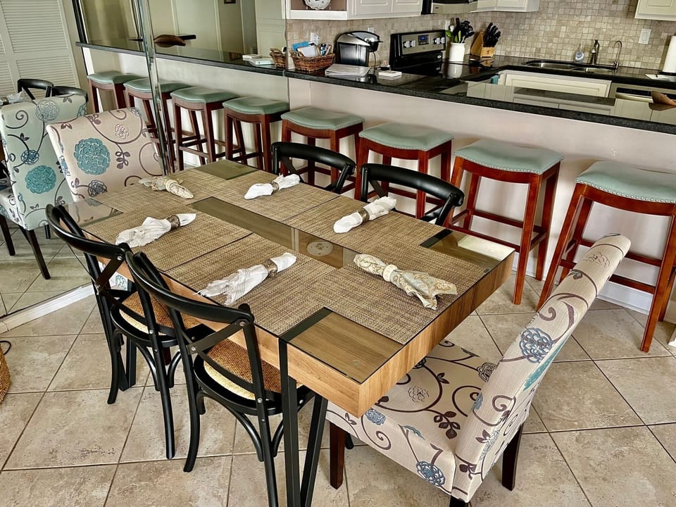 Additional seating for 4 at the breakfast bar.